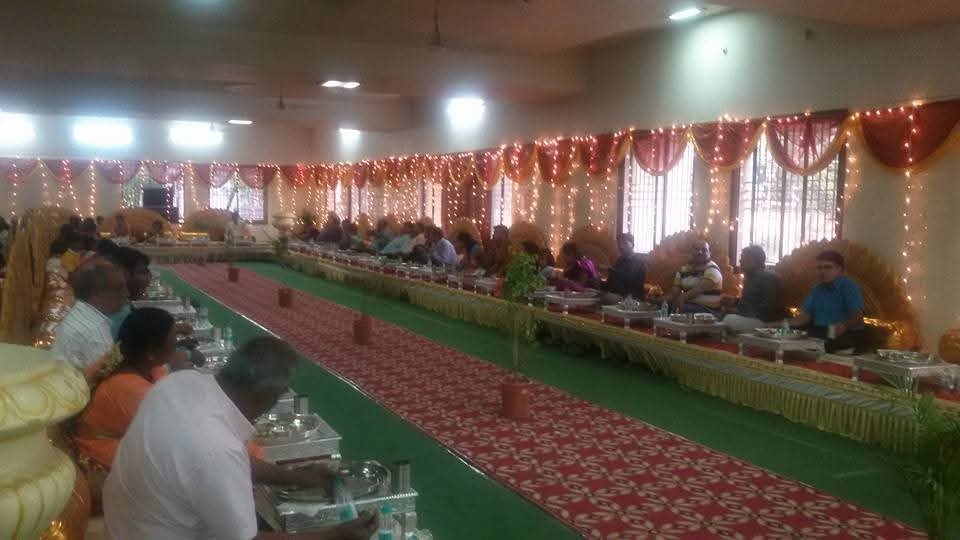 पाहुणे भोजनात